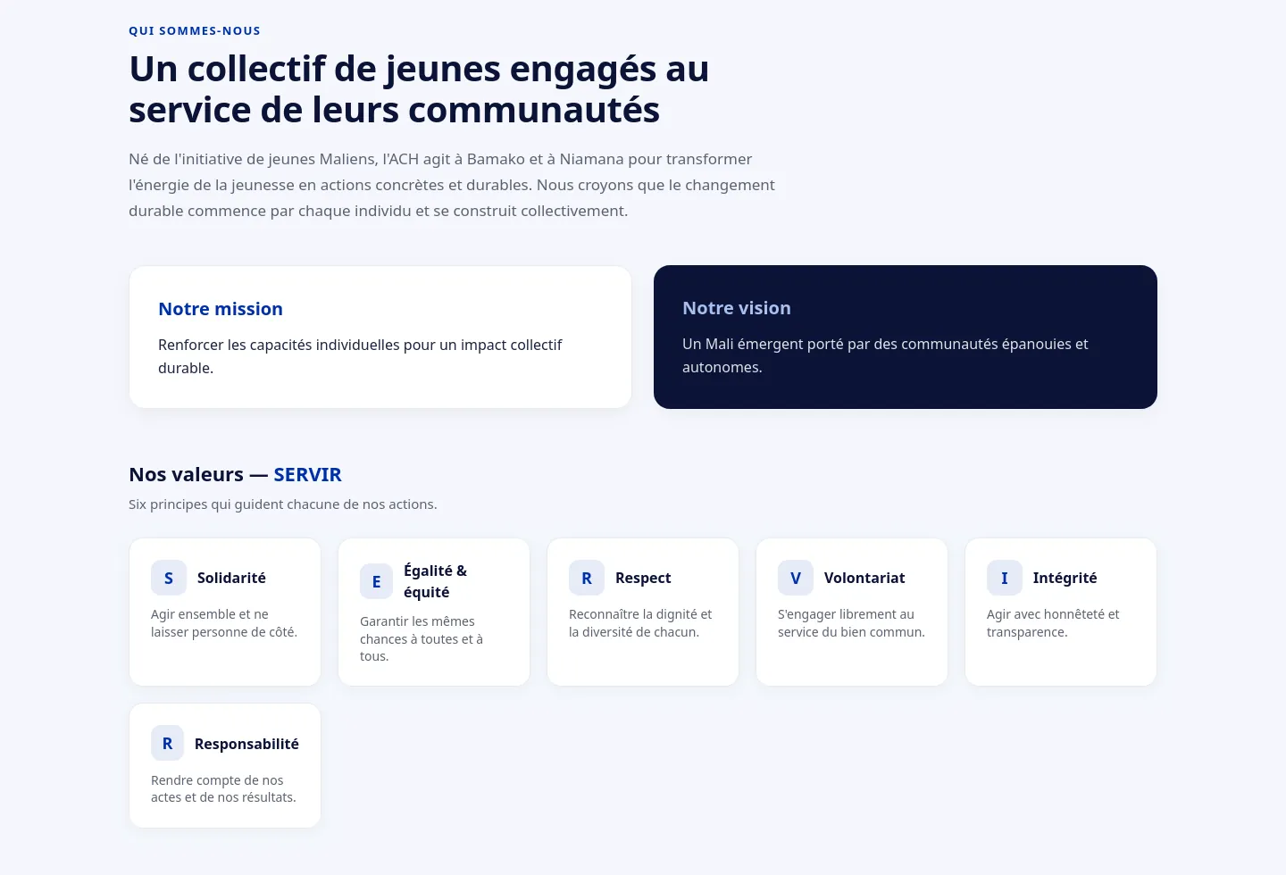The 'Qui sommes-nous' section: mission and vision cards side by side, then the six 'SERVIR' values (Solidarite, Egalite, Respect, Volontariat, Integrite, Responsabilite) as a lettered card grid, on the blue and white visual identity built for the association.