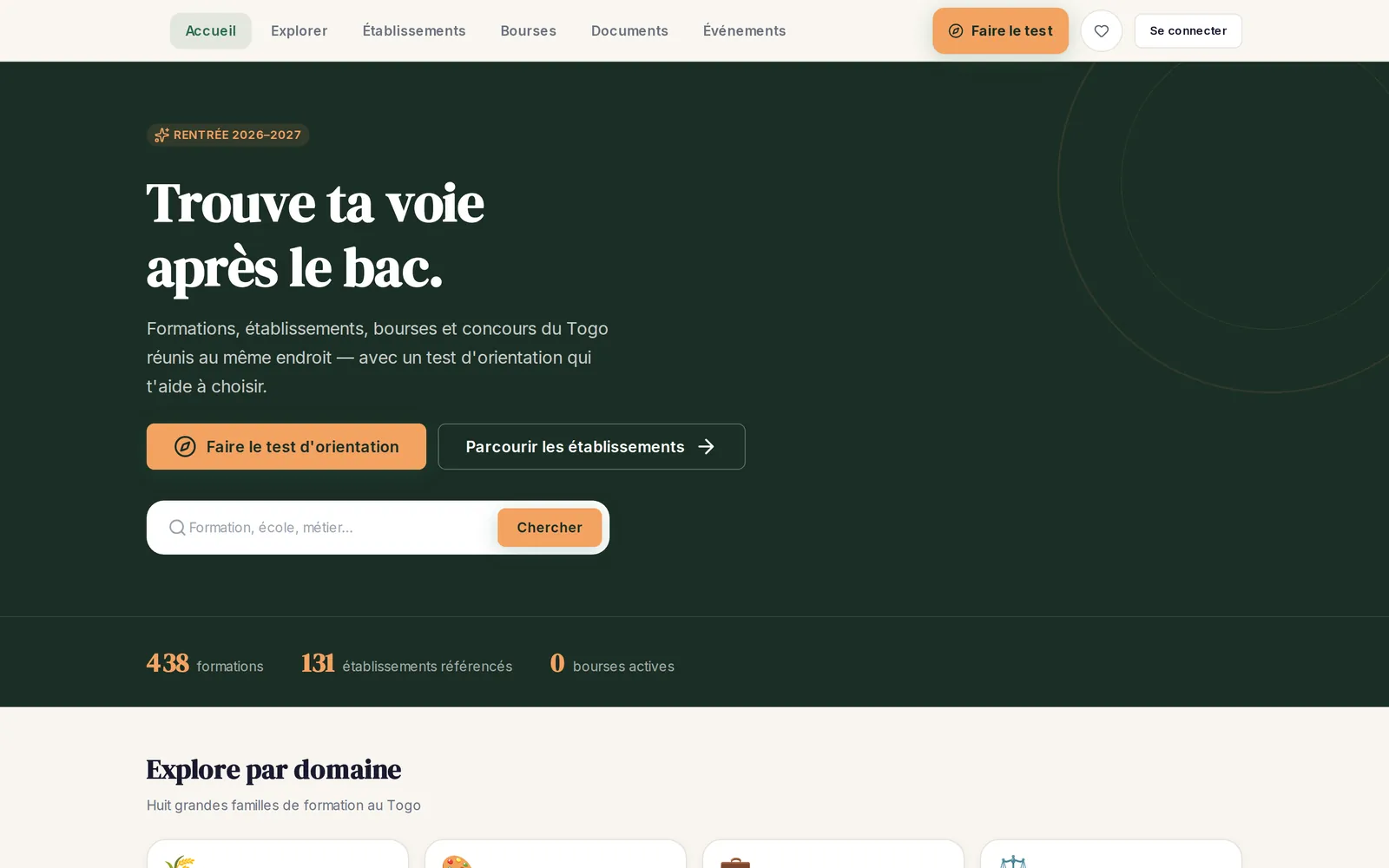 Orient App homepage on desktop: a dark green hero with the serif heading 'Trouve ta voie apres le bac.', a 'RENTREE 2026-2027' tag, the buttons 'Faire le test d'orientation' and 'Parcourir les etablissements', a search field, a counters row (438 formations, 131 etablissements referencies, 0 bourses actives), and the start of a study-domain grid.